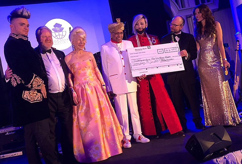 Scheckübergabe bei der Gala 2019 über 45.000 EUR